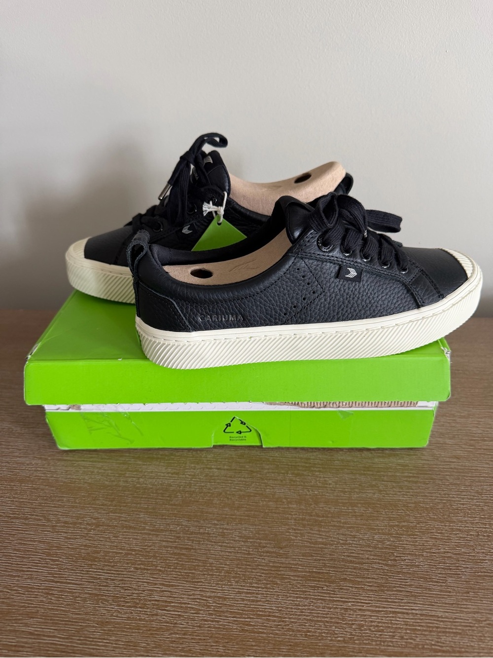 Cariuma OCA Low Premium Leather Sneakers Black Cream New Open Box